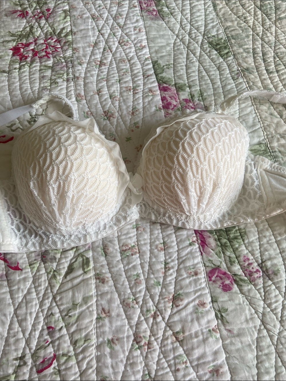 Cream Lace Push-Up Bra - Women Intimates & Sleepwear. Size 34/75.American 34AA